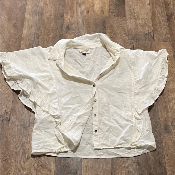 Universal Thread | Tops | Universal Thread Offwhite Ruffle Sleeve ...